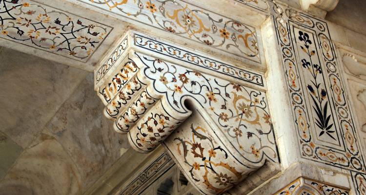 Nahaufnahme der feinen Marmor- und Halbedelsteineinlegearbeiten mit floralen Motiven im Inneren eines Mogul-Monuments.