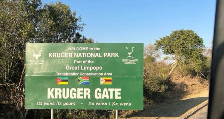 Eingangstafel mit der Aufschrift "Willkommen im Kruger-Nationalpark - Kruger Gate".