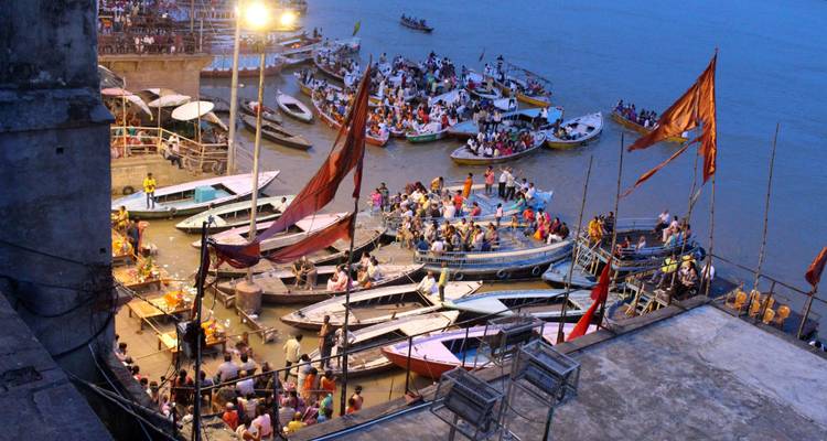 Volle boten en gelovigen verzamelden zich bij zonsondergang langs de verlichte ghats van Varanasi aan de Ganges.