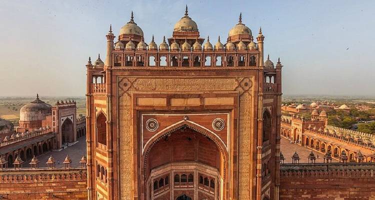 La puerta Grand Buland Darwaza de Fatehpur Sikri capturada desde arriba con el complejo circundante.