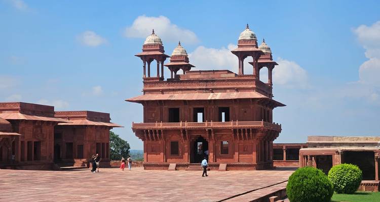 Pabellón Diwan-i-Khas de arenisca roja en Fatehpur Sikri en un día soleado.