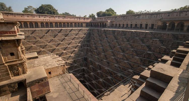Pozo escalonado Chand Baori profundo y geométrico con intrincados patrones de escaleras simétricas.