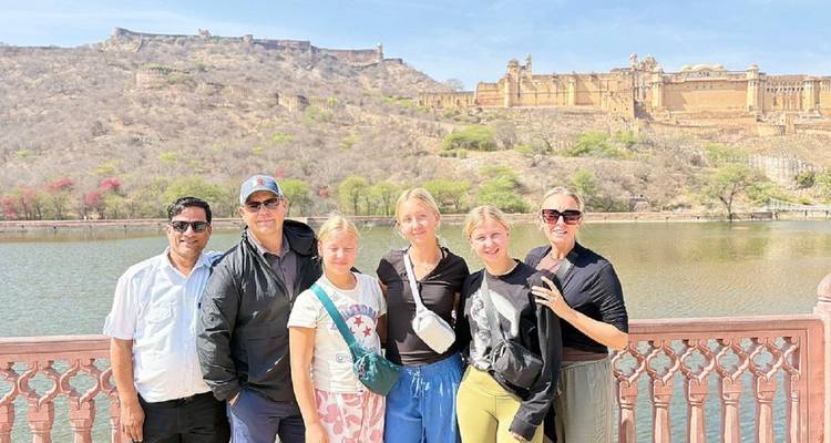 Foto grupal junto al lago con el Fuerte Amber en la colina de fondo.