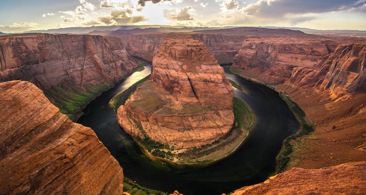 Iconisch luchtfoto van Horseshoe Bend waar de Colorado River rond een zandstenen tafelberg kronkelt.
