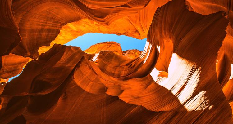 Zonbeschenen oranje zandsteenvormen en natuurlijk licht in de smalle sleuf van Antelope Canyon.