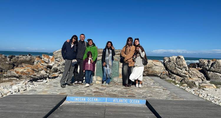 Photo de groupe familial au marqueur du Cap Agulhas où se rencontrent les océans Indien et Atlantique.