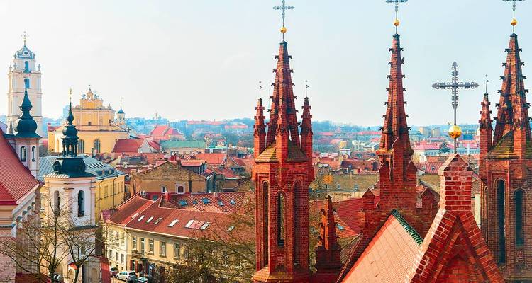 Les toits de la vieille ville de Vilnius dominés par les tours en briques rouges de l'église Sainte-Anne