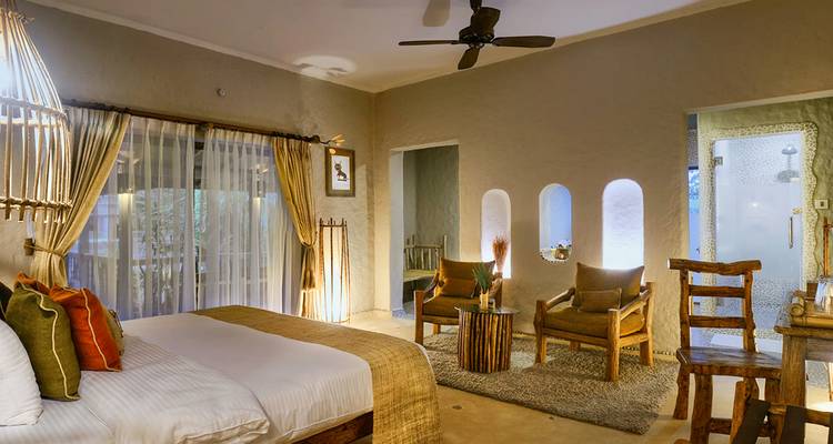 Stijlvolle resort slaapkamer met natuurlijke houten meubels, neutrale tinten en zacht omgevingslicht.