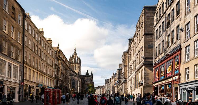 La célèbre Royal Mile d'Édimbourg animée avec la cathédrale Saint-Gilles et les bâtiments en pierre classiques.