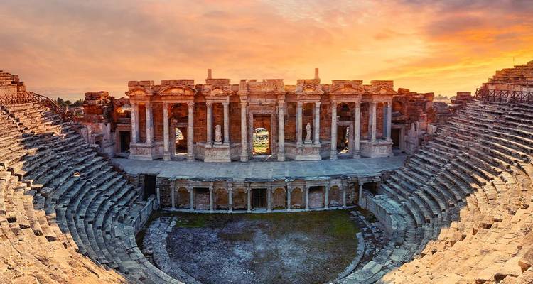 Vue panoramique du grand théâtre romain d'Hiérapolis au coucher du soleil avec des ciels luminescents.