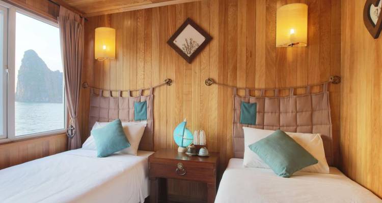 Cabine double avec murs en bois et fenêtre donnant sur les îles calcaires