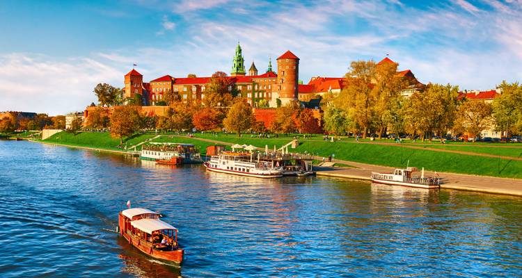 Wawel-Schloss und Kathedrale mit Blick auf die Weichsel in Krakau, umrahmt von Herbstfarben.