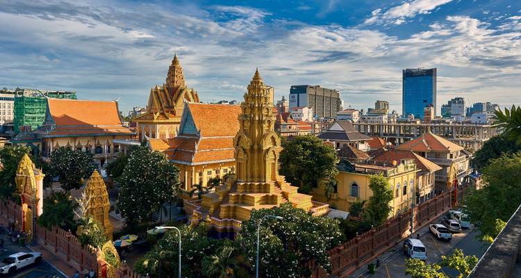 Skyline van Phnom Penh met prachtige pagodes en moderne wolkenkrabbers onder een heldere hemel