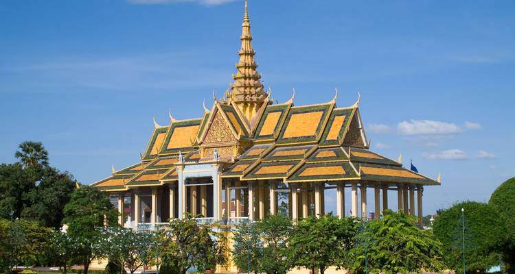 Eleganter Thronsaal des Königlichen Palastes in Phnom Penh, strahlend unter einem klaren blauen Himmel inmitten gepflegter Gärten