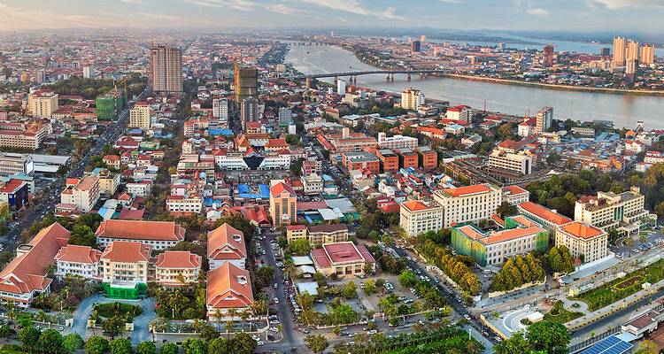 Uitgebreid luchtfoto-panorama van de skyline van Phnom Penh omgeven door de samenvloeiing van twee brede rivieren