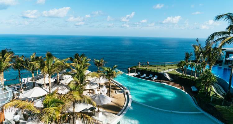Complexe de piscines à débordement situé au sommet des falaises avec vue sur l'océan Indien d'un bleu profond par une journée ensoleillée