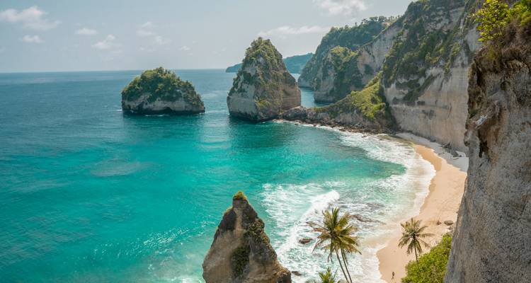 Magnifique baie turquoise de Diamond Beach avec ses imposantes formations calcaires et son sable blanc