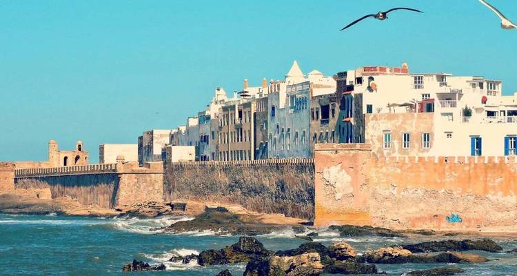 Historische zeedijken en witgekalkte gebouwen van Essaouira met uitzicht op de Atlantische Oceaan