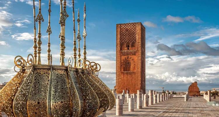 Historische Hassan Toren en verfraaide bronzen lantaarn in Rabat met dramatische wolken