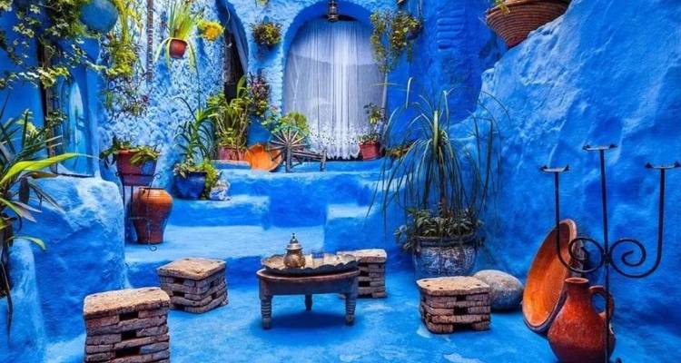 Betoverende blauwe steeg vol planten en traditionele decoratie in Chefchaouen
