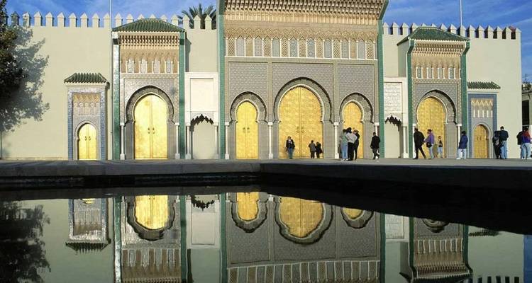Gouden poorten van het Koninklijk Paleis in Fes die weerspiegelen in een kalm zwembad