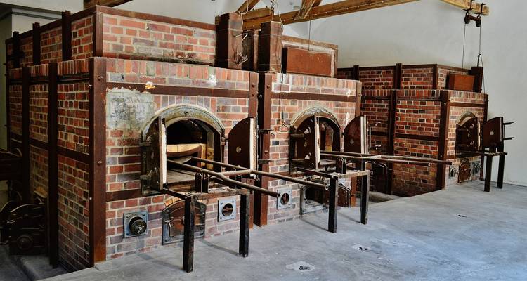 Hornos crematorios de ladrillo dentro de un edificio histórico, mostrados en filas ordenadas.