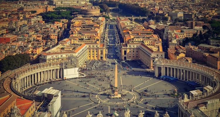 Luftaufnahme des Petersplatzes und der Via della Conciliazione, die sich durch das historische Rom erstreckt.