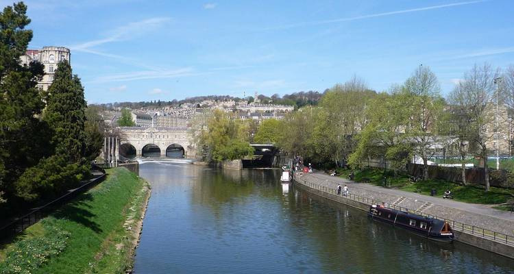 Tronçon calme de la rivière Avon avec ponts et verdure lors d'une belle journée de printemps à Bath.