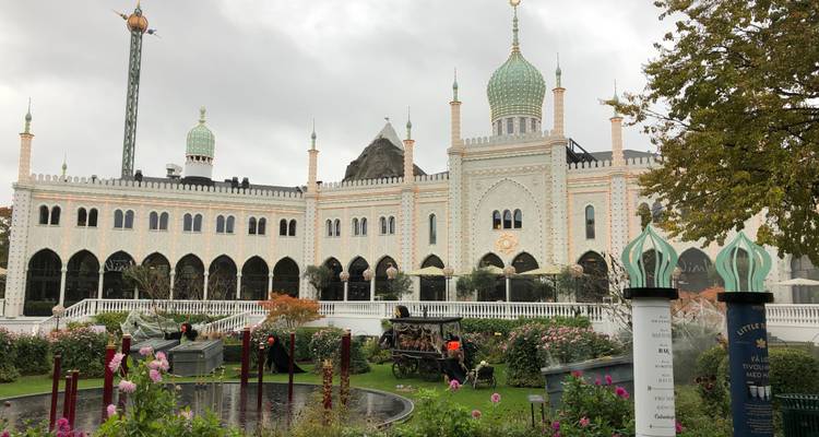 Le Palais Nimb de style mauresque dans les jardins de Tivoli avec ses parterres de fleurs entretenus et ses fontaines.