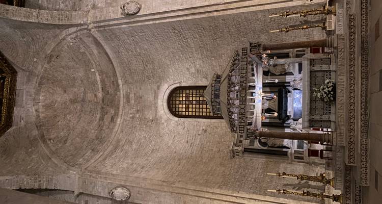 Marmeren altaar in de Basilica di San Nicola met gedetailleerde steenwerk en gedempte religieuze verlichting.