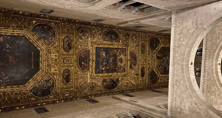 Fraai verguld houten plafondpanelen met afbeeldingen van bijbelse taferelen in de Bari Kathedraal.