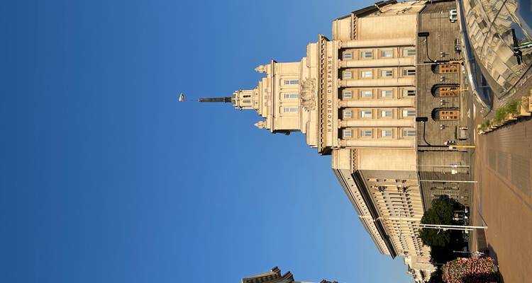 El edificio principal del gobierno de Largo dominando una amplia plaza peatonal bajo un cielo sin nubes.