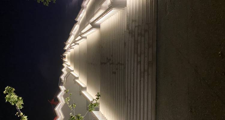 Nachtelijk uitzicht omhoog langs de verlichte trap van de Tirana Pyramide die naar de hemel leidt