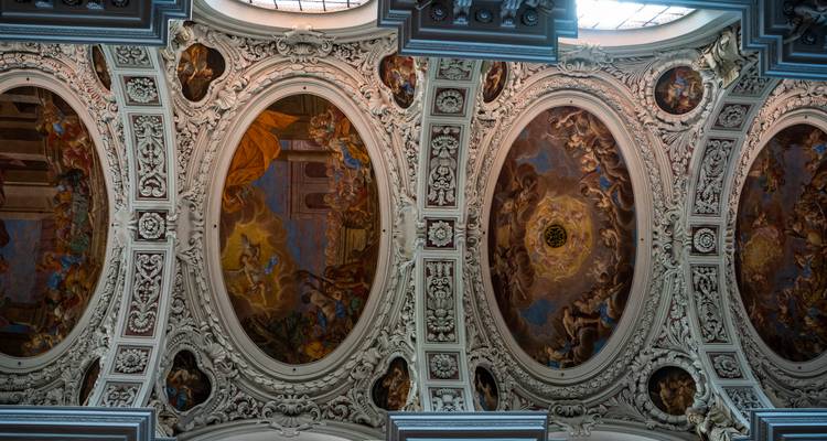 Verzierte barocke Deckenfresko und Stuckarbeiten in einer europäischen Abteikirche