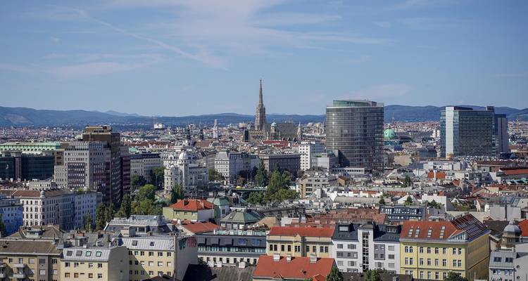 Vista del horizonte moderno e histórico de Viena con la aguja de la Catedral de San Esteban elevándose sobre los tejados.