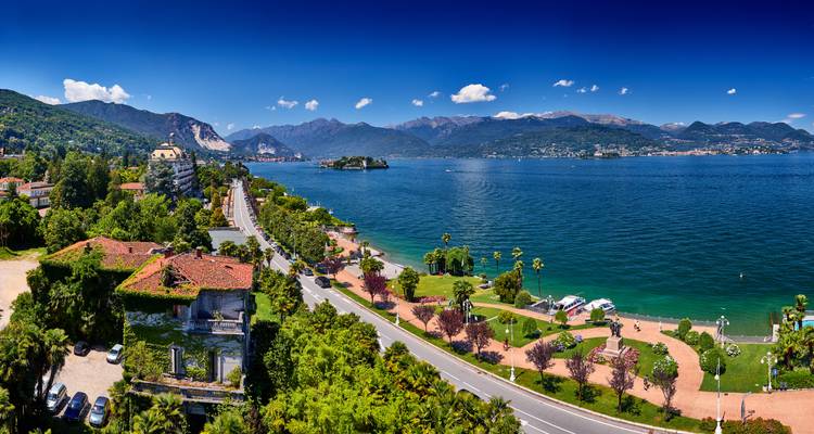 Panoramisch waterfront en tuinen van Stresa met uitzicht op het Gardameer en de bergen