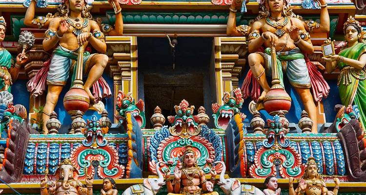 Des sculptures vibrantes et complexes ornent le gopuram coloré d'un temple du sud de l'Inde.