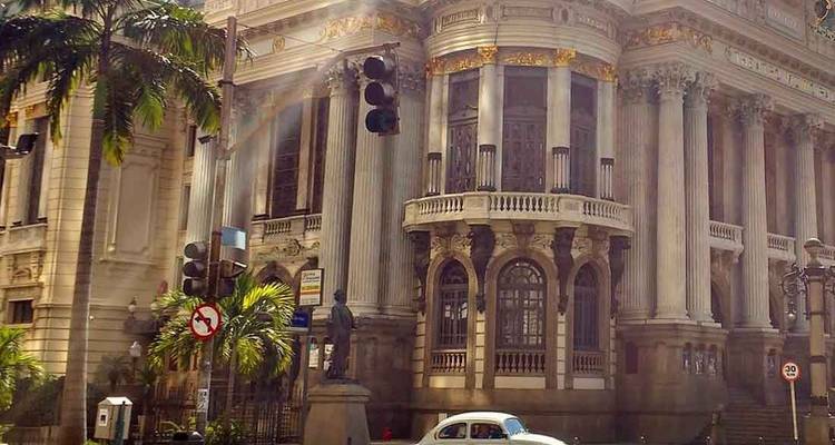 Sonnenstrahlen erleuchten die kunstvoll gestalteten Säulen und Statuen des Stadttheaters von Rio de Janeiro.