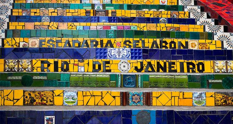 Farbenfroh bemalte Keramiktreppenstufen mit der Aufschrift Escadaria Selaron, Rio de Janeiro.
