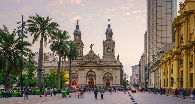 Zentrale Fußgängerzone, die zur zweitorigen Santiago Metropolitankathedrale in der Abenddämmerung führt.