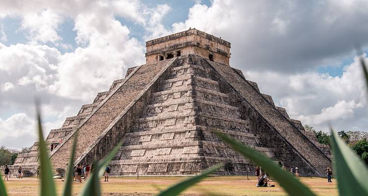 La pyramide emblématique El Castillo à Chichen Itza encadrée par des nuages spectaculaires.