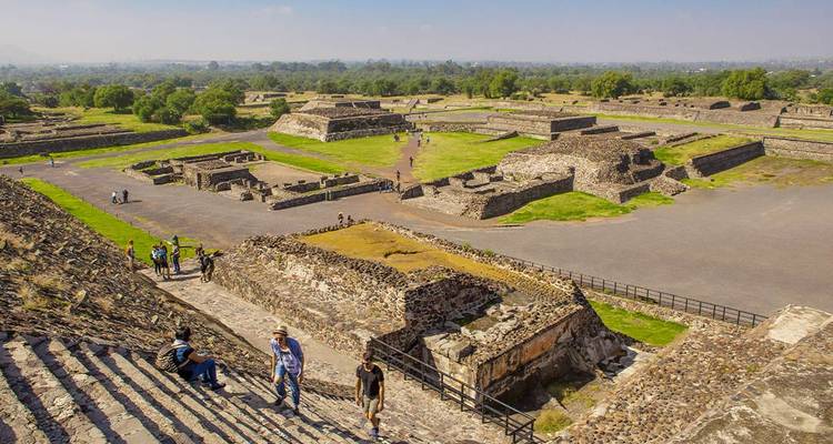 Vue panoramique sur la ville antique de Teotihuacan depuis le sommet d'une pyramide.