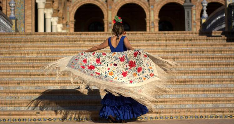 Flamencodanseres draait geborduurde sjaal terwijl zij af daalt langs siersteen trappen op Plaza de España