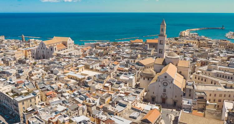 Vue aérienne de la vieille ville de Bari avec la tour de la cathédrale à côté de la mer Adriatique.