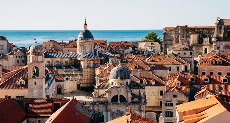 Skyline emblématique aux toits rouges de la Vieille Ville de Dubrovnik avec ses dômes baroques et ses clochers dominant la mer Adriatique.