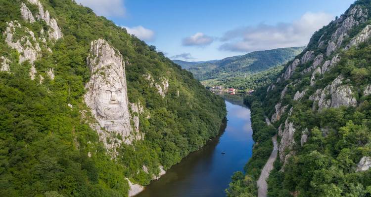 Vista aérea del tallado en roca de Decébalo que domina el sinuoso desfiladero del Danubio