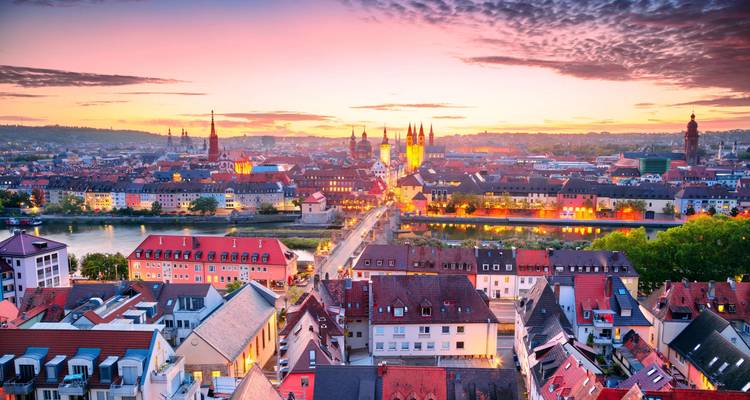 Los tejados coloridos y las iglesias de Würzburg brillan bajo unos cielos crepusculares dramáticos.