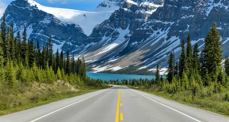 Die ikonische Icefields Parkway führt zu schneebedeckten Gipfeln und zum türkisfarbenen Bow Lake.