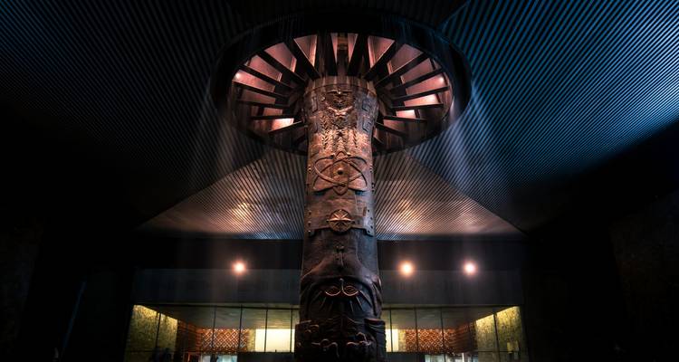 Dramatisch beleuchtete Innensäule des "Rain Vortex" im Nationalmuseum für Anthropologie mit herabstürzendem Wasser bei Nachtbeleuchtung.