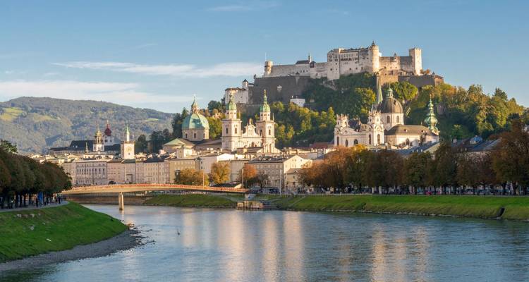 Vista clásica de Salzburgo con la Fortaleza de Hohensalzburg encaramada sobre las agujas de iglesias barrocas y el río Salzach.